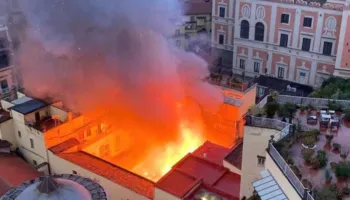 Video/ Zjarr në zemër të Napolit, flakët përfshijnë teatrin e njohur të qytetit