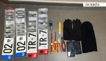 Vidhte targa të automjeteve dhe ua shiste personave me precedent për të kryer krime, arrestohet 36-vjeçari nga Kosova