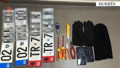 Vidhte targat e makinave për t’ia u shitur grupeve kriminale, arrestohet në Durrës 36-vjeçari nga Kosova