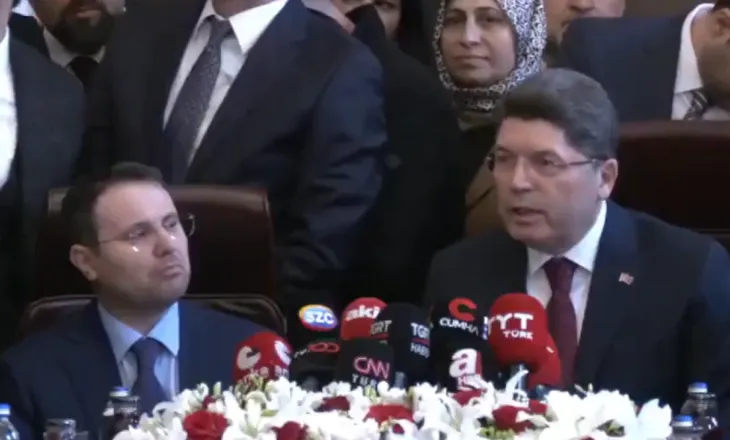 Vidoe/ Bezdisja ishte e dukshme, karrigia e Ministrit të ri të Drejtësisë të Turqisë shkakton incident në ceremoninë e dorëzimit të detyrës