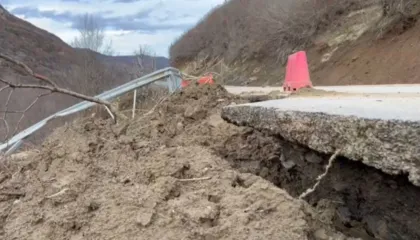 Vijojnë problemet në aksin Maliq-Lozhan-Strelcë, rrëshqitjet e dherave dëmtojnë rrugën, rrezik për qarkullimin e mjeteve