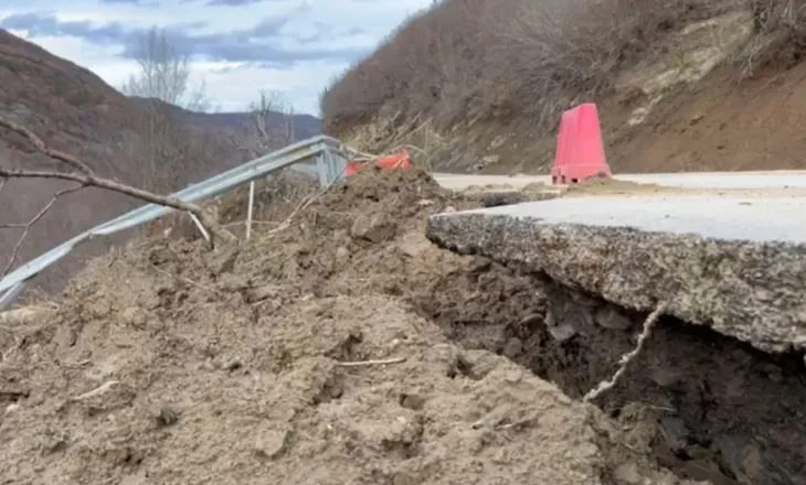 Vijojnë problemet në aksin Maliq-Lozhan-Strelcë, rrëshqitjet e dherave dëmtojnë rrugën, rrezik për qarkullimin e mjeteve