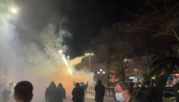 Vijojnë trazirat përpara selisë së PD/ Protestuesit hedhin fishekzjarrë, policia i shpërndan me gaz lotsjellës