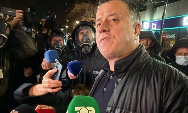 Vijon hedhja e bombave molotov nga protestuesit e PD, policia ndërhyn me ujë dhe gaz lotsjellës, Noka: Asnjë akt dhune nga ne