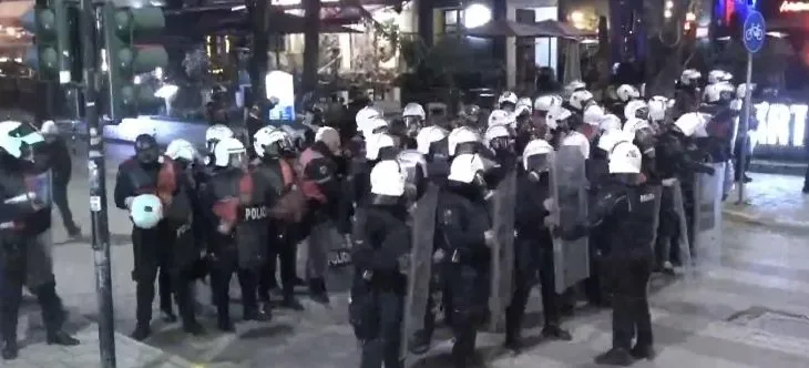 Vijon marshimi/ Protestuesit nisen drejt Drejtorisë së Policisë Tiranë, qytetarët hedhin bidonë me ujë