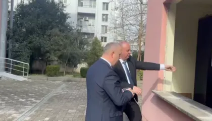 Vijon ‘turi’ për kontrolle në gjykata, politikanët inspektojnë godinën e KLGJ-së