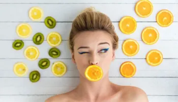Vitamina C: Përfitimet e saj të mrekullueshme dhe në cilat ushqime e gjejmë