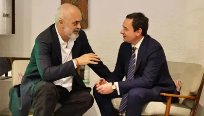 Vizita në Kosovë, kryeministri Rama pritet me ceremoni zyrtare nga Albin Kurti