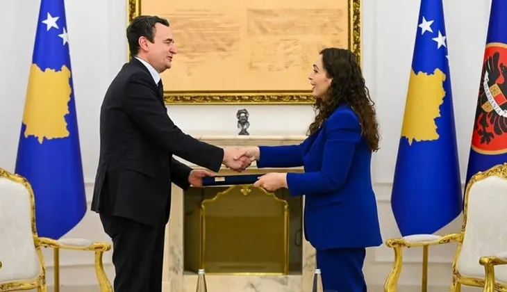 Vjosa Osmani mandaton Albin Kurtin për formimin e qeverisë së re, ja mesazhi i Presidentes së Kosovës