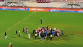 Vllaznia fiton 2-1 ndaj Elbasanit, përleshje masive në fushë me dy kampeve, tifozët miq thyejnë stolat e ‘Loro Boriçit’