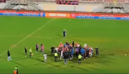 Vllaznia fiton 2-1 ndaj Elbasanit, përleshje masive në fushë me dy kampeve, tifozët miq thyejnë stolat e ‘Loro Boriçit’