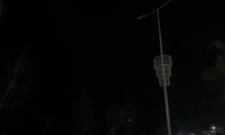 Vlora pa drita, punimet në rrjetin e ujësjellësit dëmtojnë linjën e energjisë në Lungomare