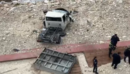 Vlorë/ Kamioni del nga rruga dhe përfundon në zonën e plazhit, shoferi në gjendje të rëndë