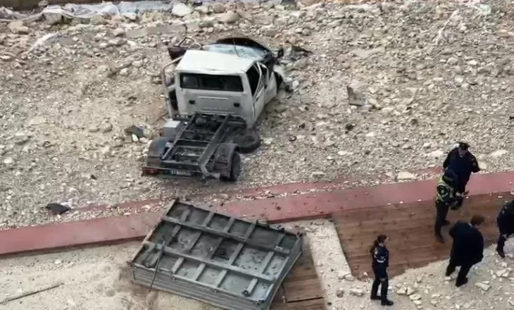 Vlorë/ Kamioni del nga rruga dhe përfundon në zonën e plazhit, shoferi në gjendje të rëndë