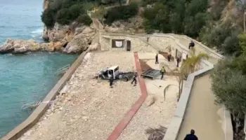 Vlorë/ Kamioni del nga rruga, drejtuesi në gjendje të rëndë