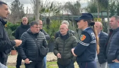 Vlorë/ Vendqëndrimi i ri i autobusëve, shoferët e linjave të transportit interurban në protestë: Na rrezikohet jeta