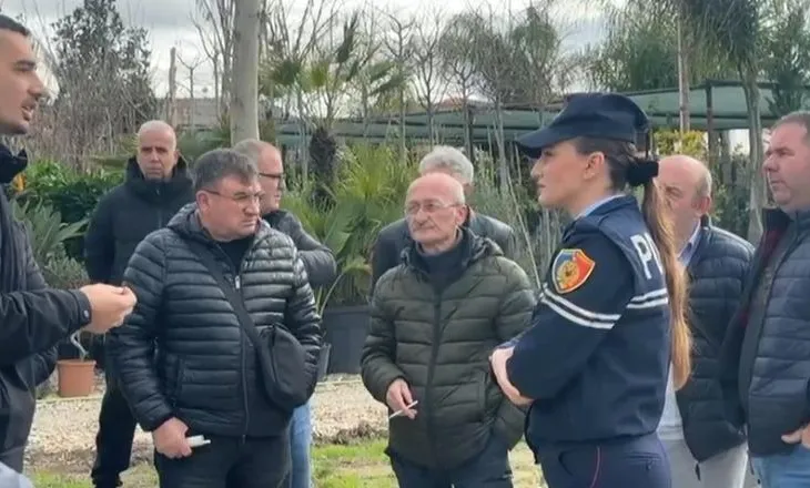Vlorë/ Vendqëndrimi i ri i autobusëve, shoferët e linjave të transportit interurban në protestë: Na rrezikohet jeta