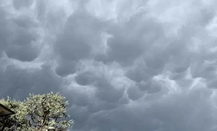 Vranësira të dendura dhe reshje të pakta shiu në mesditë, parashikimi i motit për sot