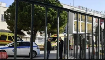 Vrasja e 17-vjeçarit shqiptar me thikë në zemër në Greqi, arrestohen autori i dyshuar dhe nëna e tij!