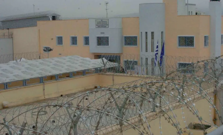 Vrasja e të dënuarit në burgun e sigurisë së lartë në Greqi, në dhomën ku ndodhi krimi ishte dhe shqiptari Alket Rizai