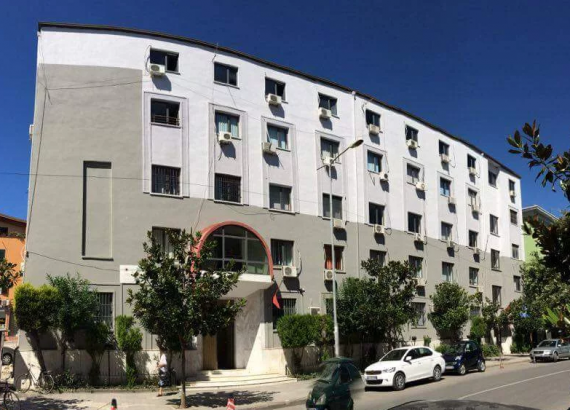 Vrau 48-vjeçarin në Kavajë për parkimin e makinës, Gjykata e Durrësit lë në burg autorin