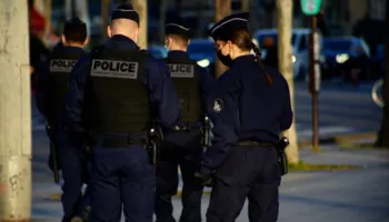 Vrau dy foshnjat e saj dhe ia fshehu trupin në frigorifer/ Në pranga nëna e 9 fëmijëve në Francë, i ati dyshohet se…