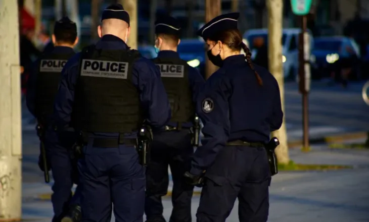 Vrau dy foshnjat e saj dhe ia fshehu trupin në frigorifer/ Në pranga nëna e 9 fëmijëve në Francë, i ati dyshohet se…