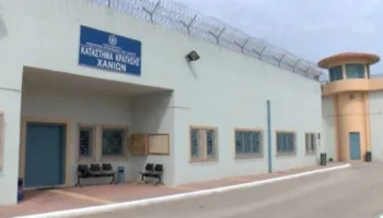 Vrau me thikë pakistanezin në qeli, dënohet me burg përjetë i burgosuri shqiptar në Greqi