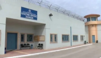 Vrau me thikë pakistanezin në qeli, dënohet me burg përjetë i burgosuri shqiptar në Greqi