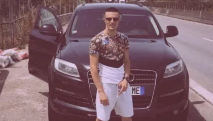 Vr*tet ish-gardiani, tentoi t’i fuste alkool në qeli Shullazit. Pjesë e skemës dhe një vajzë