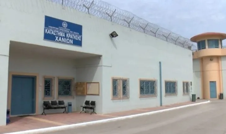 Vr@u me thikë pakistanezin në qeli, dënohet me burg përjetë shqiptari në Greqi