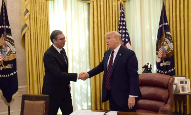 Vuçiç kërkon një takim me Trump, zbulohet lobisti që do t’i plotësojnë dëshirën, ja “fatura” që do të paguajë Serbia