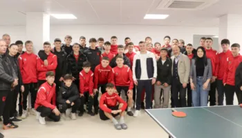 Xhaka dhe Gjasula entuziazmojnë fëmijët në “Elite Youth Development”