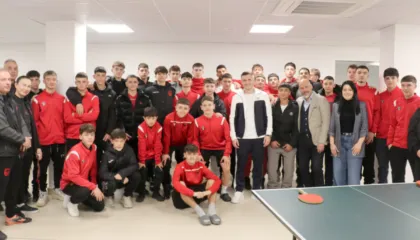 Xhaka dhe Gjasula entuziazmojnë fëmijët në “Elite Youth Development”