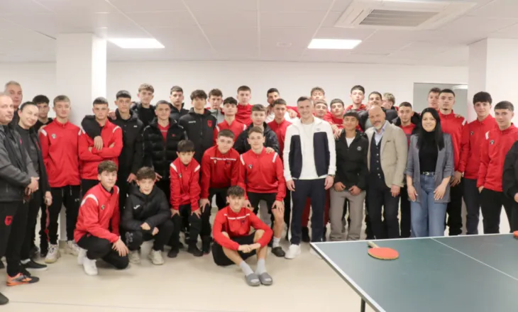 Xhaka dhe Gjasula entuziazmojnë fëmijët në “Elite Youth Development”