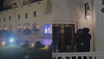 Xhamia e Namazgjasë nën hijen e tymit të molotovëve, besimtarët vijonë ritet e tyre fetare (VIDEO)