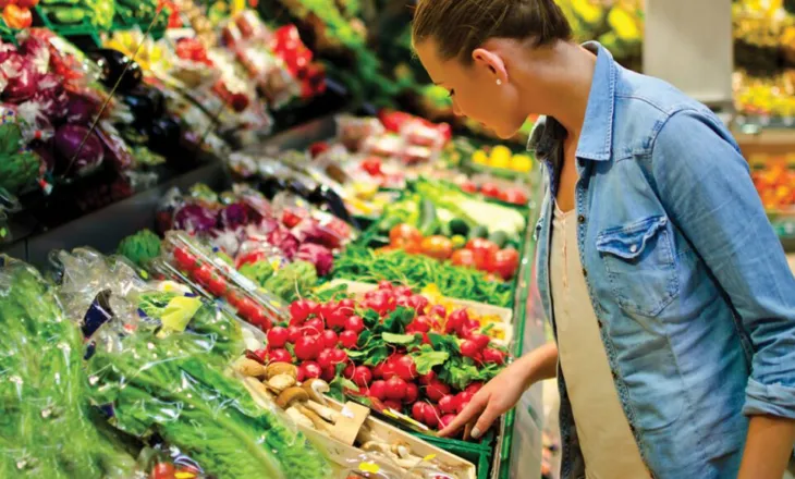 Zarzavatet kthehen në mall luksi për shqiptarët, pse po na kushtojnë kaq shtrenjtë
