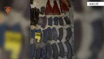 Zbulohet arsenali i armëve, identifikohet dhe shpallet në kërkim një 49-vjeçar