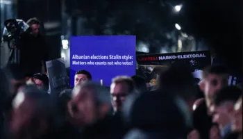 ‘Zgjedhjet shqiptare me stil stalinist’/ Agjencia e njohur sjell imazhet pikante nga autori që fotografoi rrëzimin e shtatores