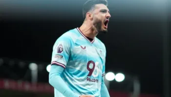 “Zhduket” Broja, nga titullar, trajneri i Burnley e dërgon në tribunë