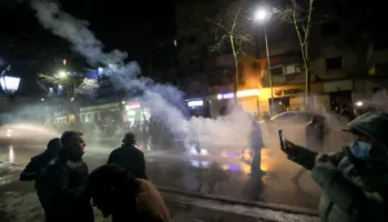 Zhvendosen protestuesit, marshojnë drejt Parlamentit, hidhen sërish molotovë