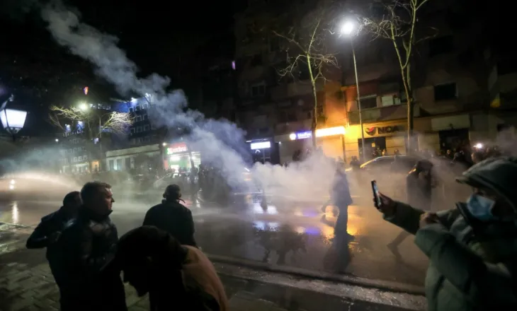 Zhvendosen protestuesit, marshojnë drejt Parlamentit, hidhen sërish molotovë