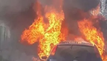 Zjarr i dyshimtë në Ksamil, shkrumbohen makinat e një biznesmeni gjatë natës