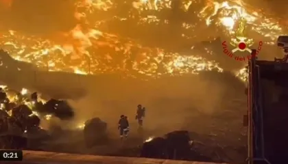 Zjarr i madh në një fabrikë përpunimi plastik në Siçili, tymi bllokon një pjesë të autostradës