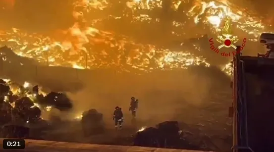 Zjarr i madh në një fabrikë përpunimi plastik në Siçili, tymi bllokon një pjesë të autostradës