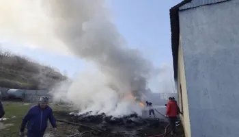 Zjarr masiv në Pogradec, rrezikohet banesa