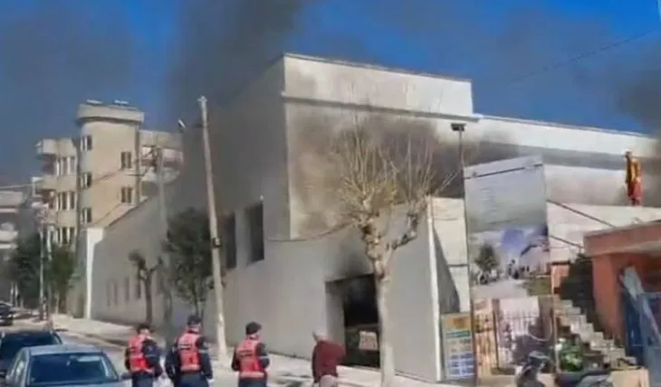 Zjarr në godinën e Muzeut Nënujor në Sarandë, panik mes banorëve dhe bizneseve përreth