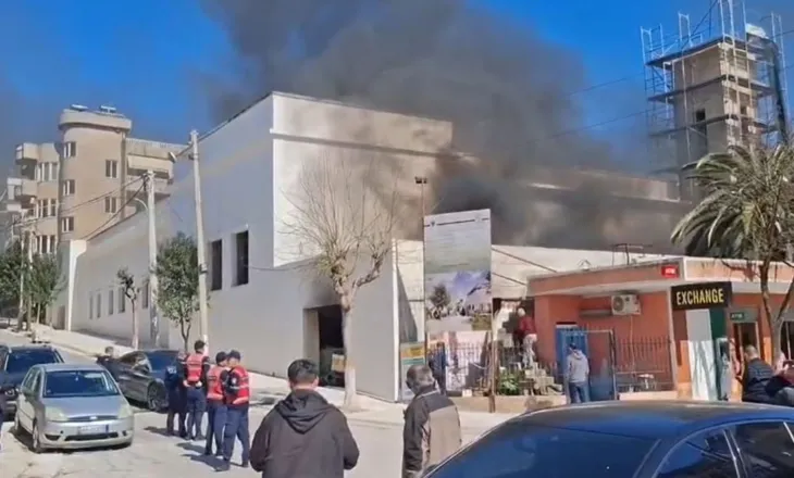 Zjarr në godinën e Muzeut Nënujor në Sarandë, rrezikohen bizneset në zonën përreth
