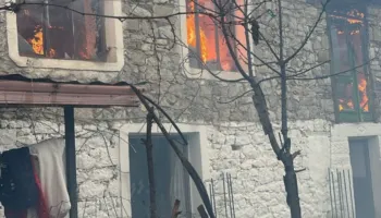 Zjarri përfshin banesën në Maliq, familjarët në gjumë
