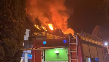 Zjarri përfshin një godinë dy katëshe në Budapest, tre të vdekur dhe dhjetëra të plagosur